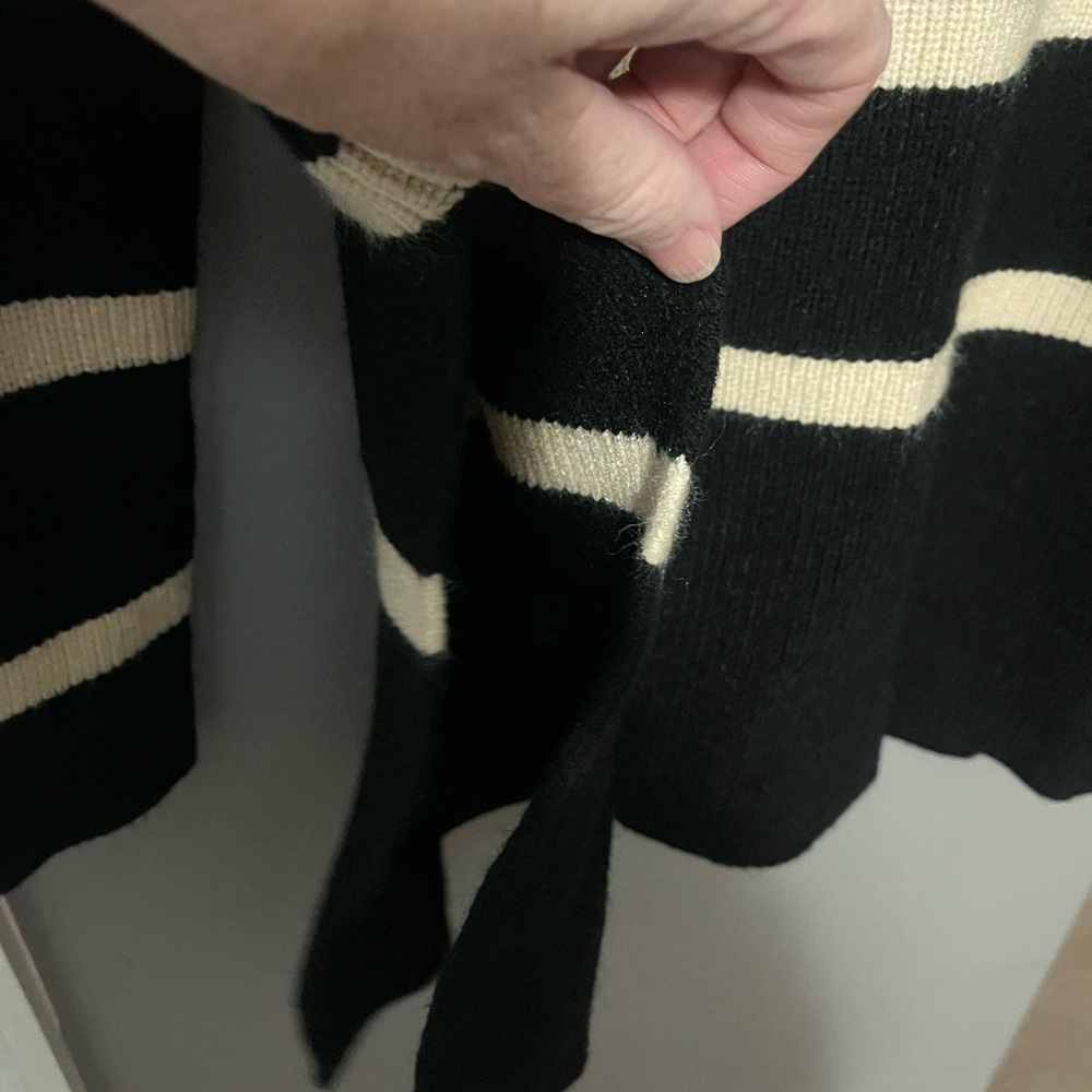 💕Stylish Black and Cream Striped Turtleneck Sweater 229 - Picture 4 of 5